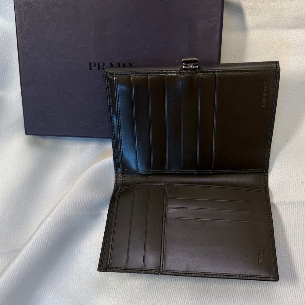 Pre Loved PRADA Wallet in Dark Brown Glossy Leather - Picture 3 of 7